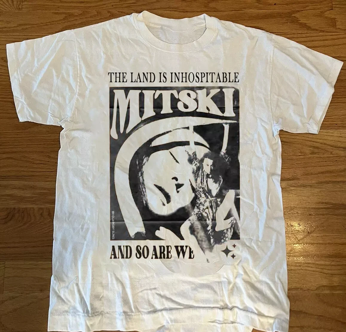 Mitski - THE LAND IS INHOSPITABLE Футболка унисекс Все размеры от S до 4XL Графическая рубашка с короткими рукавами Унисекс Мужчины Женщины Лето
Mitski - THE LAND IS INHOSPITABLE Футболка унисекс Все размеры от S до 4XL Графическая рубашка с короткими рукавами Унисекс Мужчины Женщины Лето