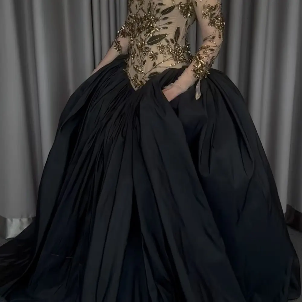 Элегантная черная бальная юбка из атласа — вечерние юбки трапециевидной формы с высокой талией длиной до пола. Трендовые летние наряды для выпускного вечера 2023 года.
Элегантная черная бальная юбка из атласа — вечерние юбки трапециевидной формы с высокой талией длиной до пола. Трендовые летние наряды для выпускного вечера 2023 года.