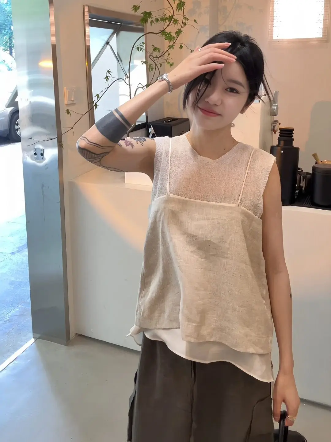 Ladies Casual Style Sleeveless round Neck Loose Fit Breathable Thin Material White Inner Tank Top And Vest Set for Summer
Ladies Casual Style Sleeveless round Neck Loose Fit Breathable Thin Material White Inner Tank Top And Vest Set for Summer