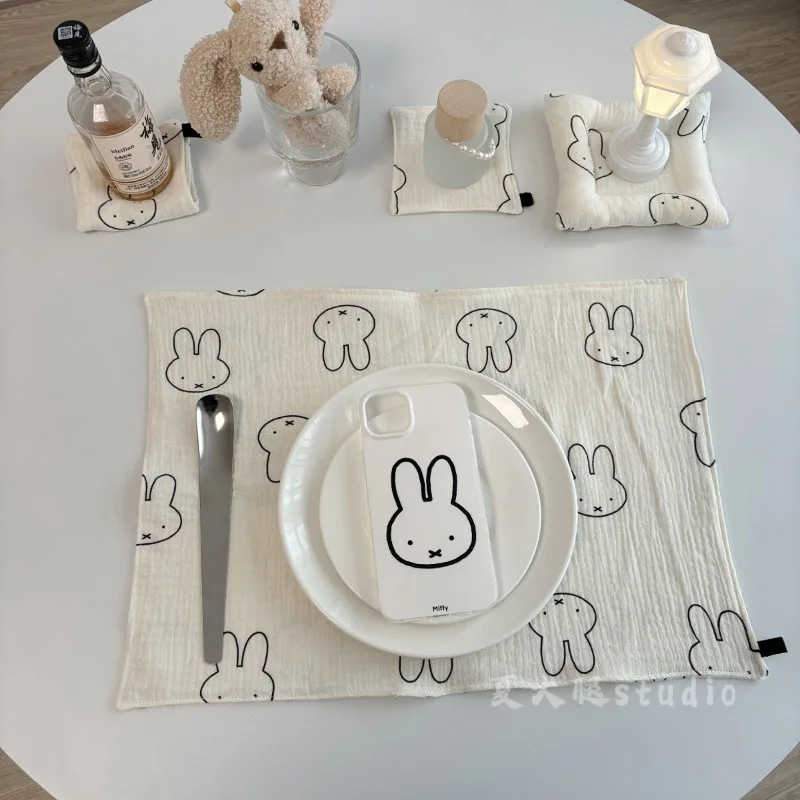 Горячая мультяшная серия Miffy, термостойкий коврик, милая моющаяся скатерть с креативным принтом и подставкой для столовых приборов, товары для дома
Горячая мультяшная серия Miffy, термостойкий коврик, милая моющаяся скатерть с креативным принтом и подставкой для столовых приборов, товары для дома