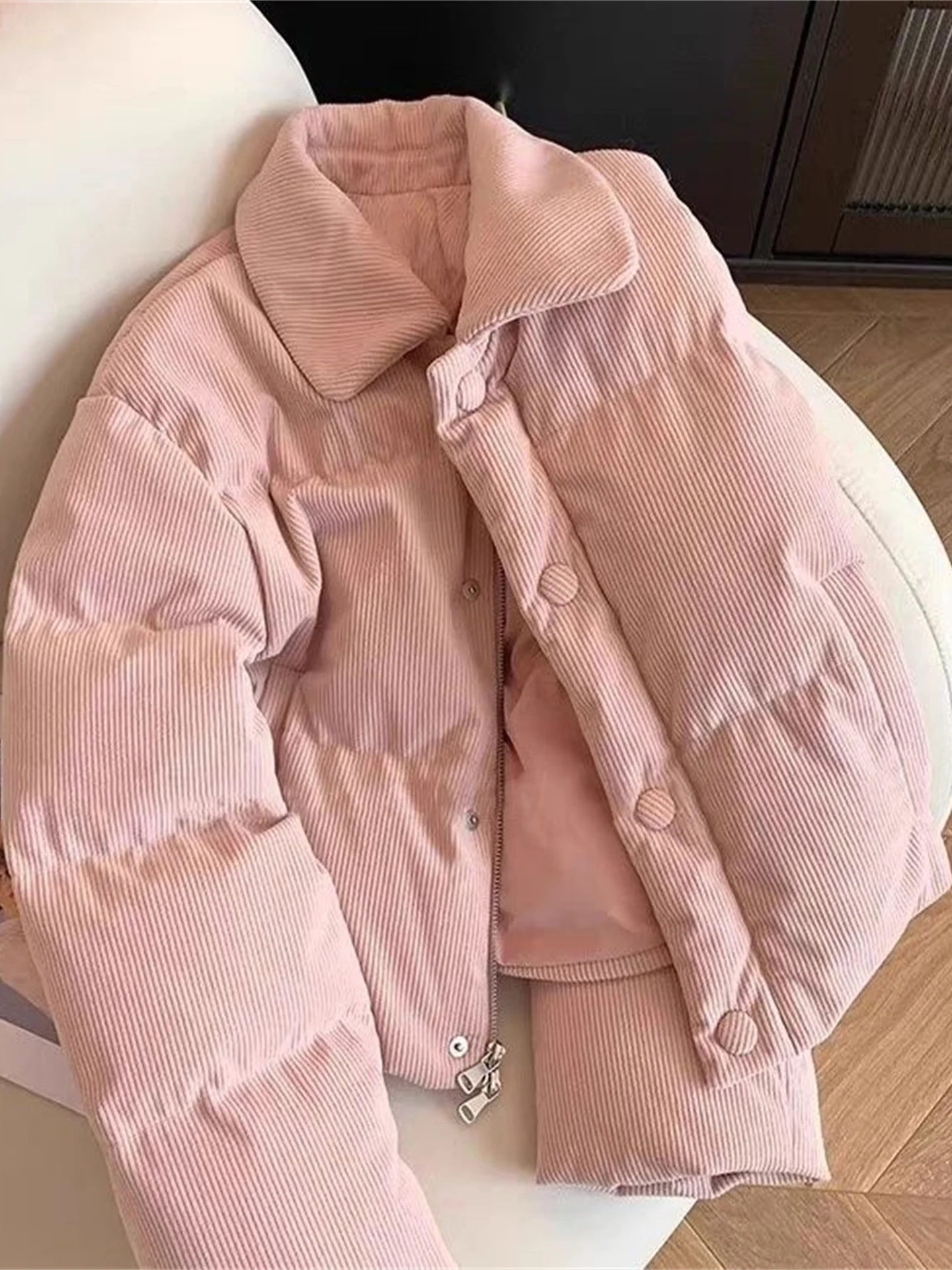 Свободный крой, корейский розовый вельветовый тройник из хлопка, женское пальто, повседневное пальто с высокой талией, зимняя верхняя одежда
Свободный крой, корейский розовый вельветовый тройник из хлопка, женское пальто, повседневное пальто с высокой талией, зимняя верхняя одежда