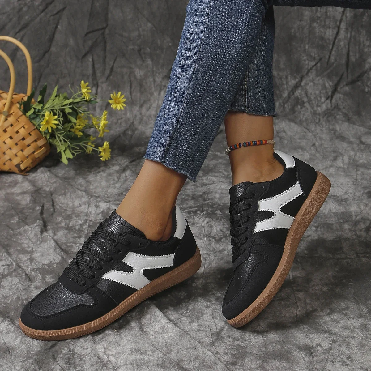 Foreign trade women's casual sports shoes new leather soft sole non-slip lightweight lace-up women's flat baseplate shoes
Foreign trade women's casual sports shoes new leather soft sole non-slip lightweight lace-up women's flat baseplate shoes