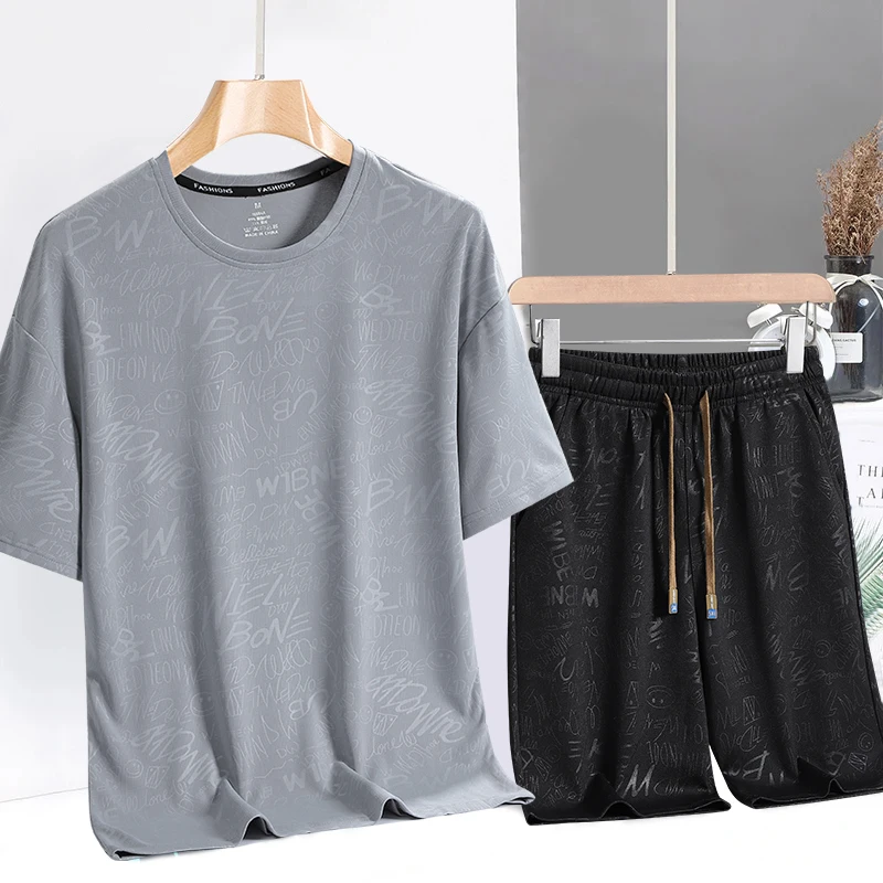 Летний спортивный комплект для мужчин: футболка и шорты из тонкого ледяного шелка, дышащий, легкий, из полиэстера, молодежный стиль.
Летний спортивный комплект для мужчин: футболка и шорты из тонкого ледяного шелка, дышащий, легкий, из полиэстера, молодежный стиль.