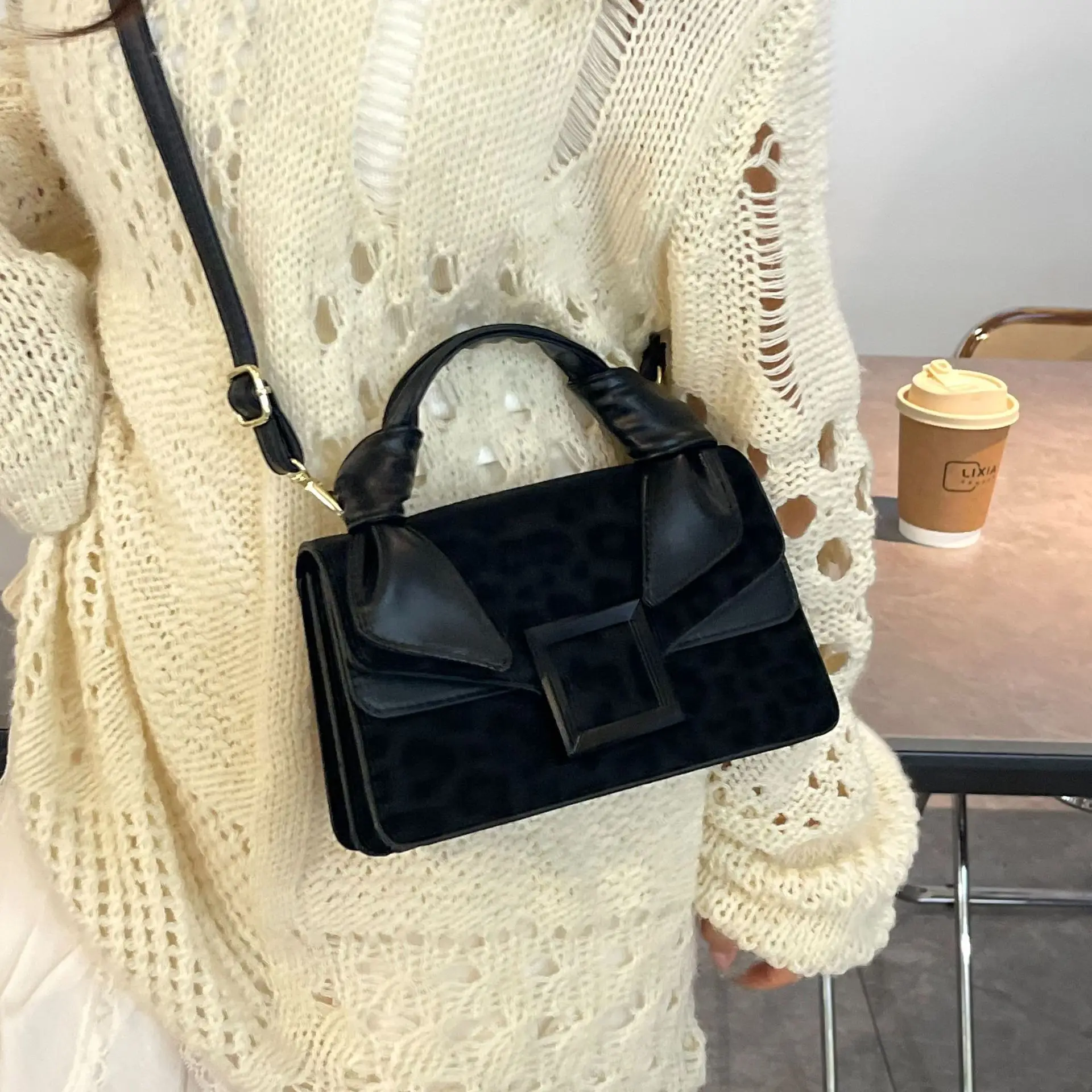 Fashionable Leopard Print Women Crossbody Bag High End Trend Versatile Small Square Bags Autumn Vintage Female Shoulder Bags
Fashionable Leopard Print Women Crossbody Bag High End Trend Versatile Small Square Bags Autumn Vintage Female Shoulder Bags