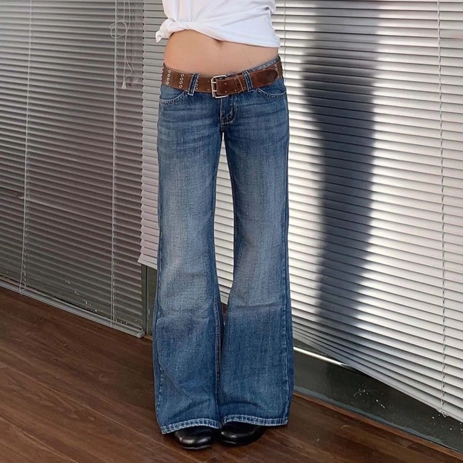 Vintage American Style Women's Distressed Denim Flare Jeans Spring Fashion Relaxed Low Rise Hip Hop Style Harajuku Trousers
Vintage American Style Women's Distressed Denim Flare Jeans Spring Fashion Relaxed Low Rise Hip Hop Style Harajuku Trousers