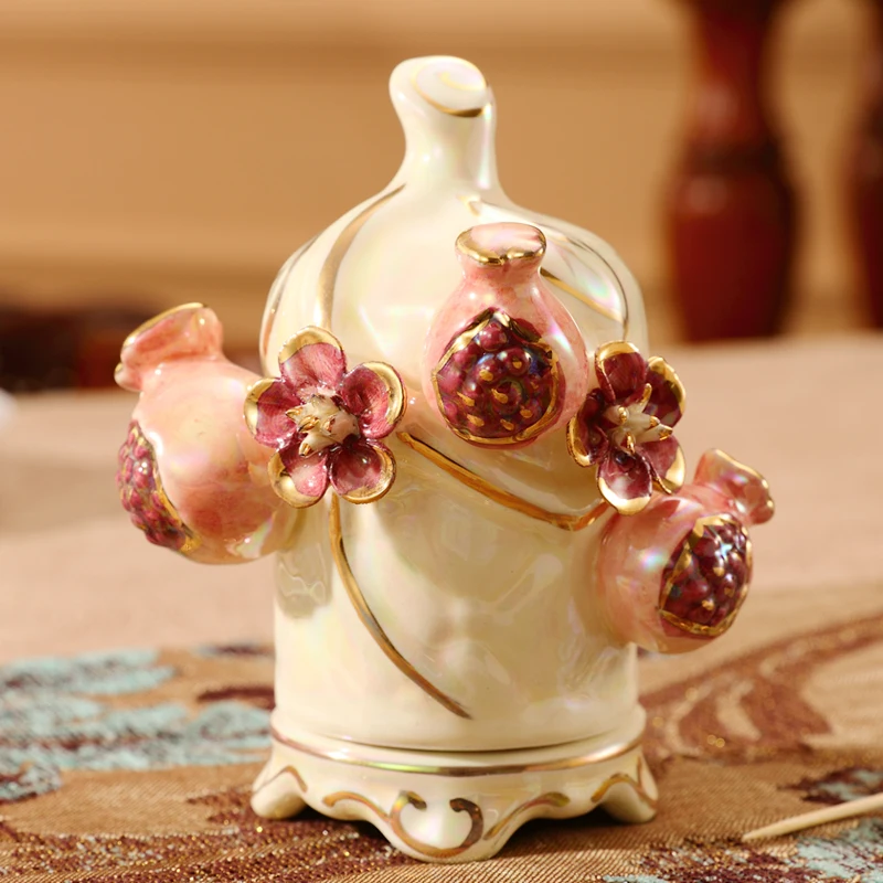 European toothpick holder Ceramic toothpick bottle Living room coffee table toothpick box jar Dining table ornament Household co
European toothpick holder Ceramic toothpick bottle Living room coffee table toothpick box jar Dining table ornament Household co
