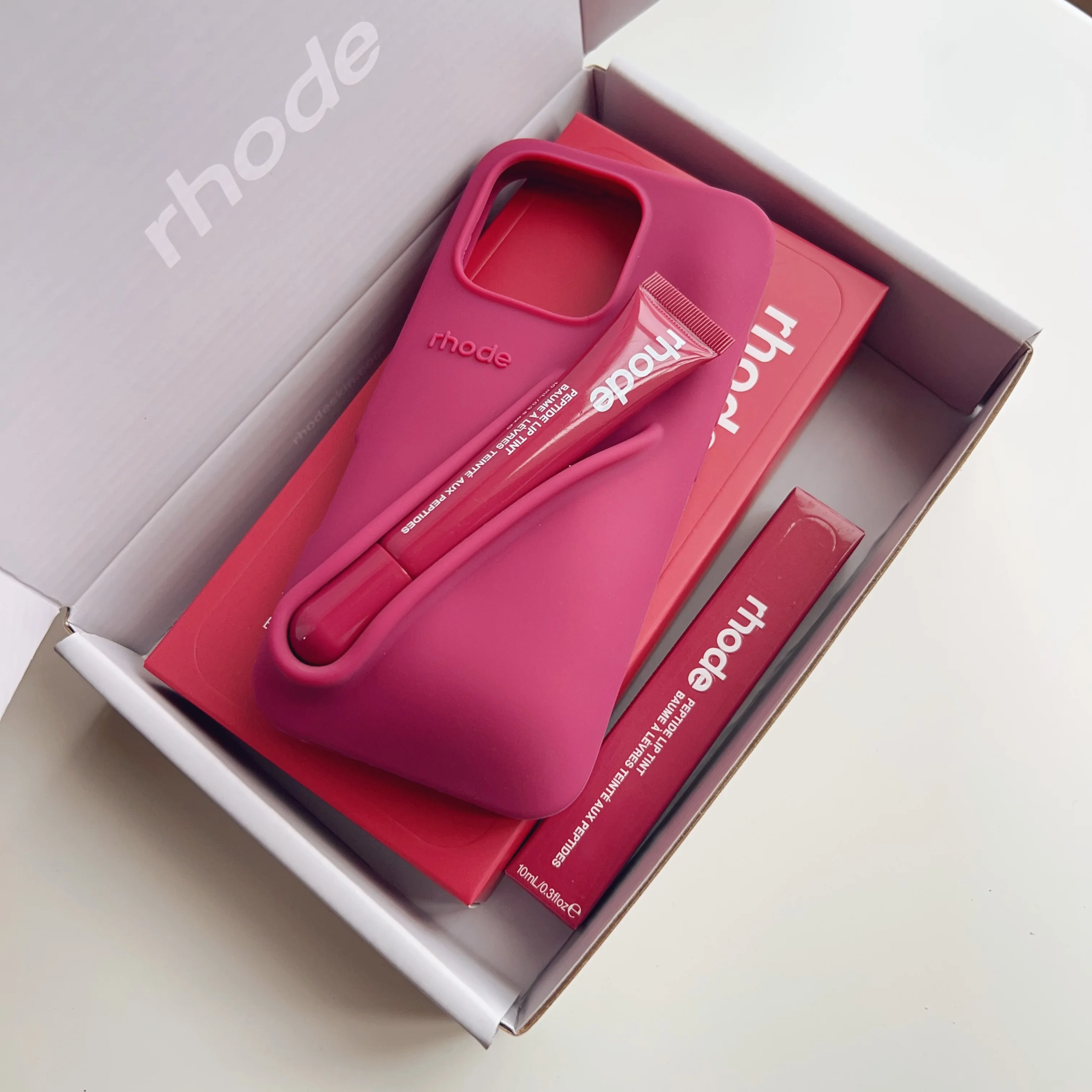 Autumn Edition New Rhode DIY Four Piece Set Red Silicone Cover Suitable for iPhone 16 15 14 13 12 11 Pro Max Plus Phone Stand
Autumn Edition New Rhode DIY Four Piece Set Red Silicone Cover Suitable for iPhone 16 15 14 13 12 11 Pro Max Plus Phone Stand