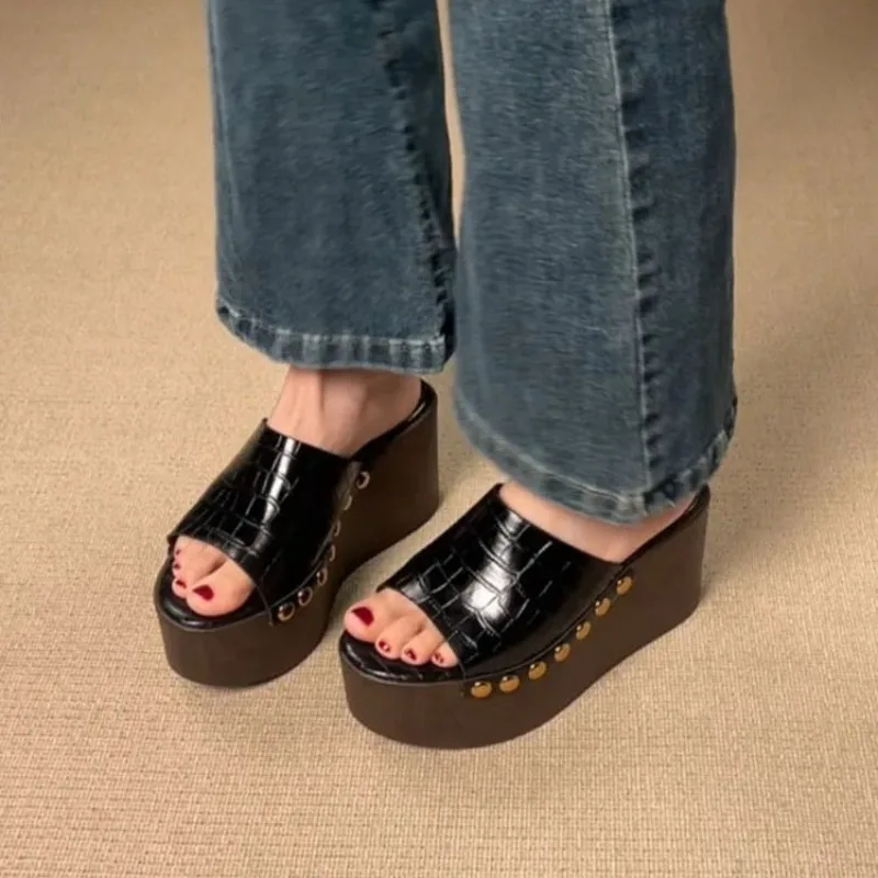 Women's Sandals Plus Size 34-42 Summer Platform Slippers Women Outdoor Slides Slipper Vintage Rivets High Heels New Wedges Shoes
Women's Sandals Plus Size 34-42 Summer Platform Slippers Women Outdoor Slides Slipper Vintage Rivets High Heels New Wedges Shoes