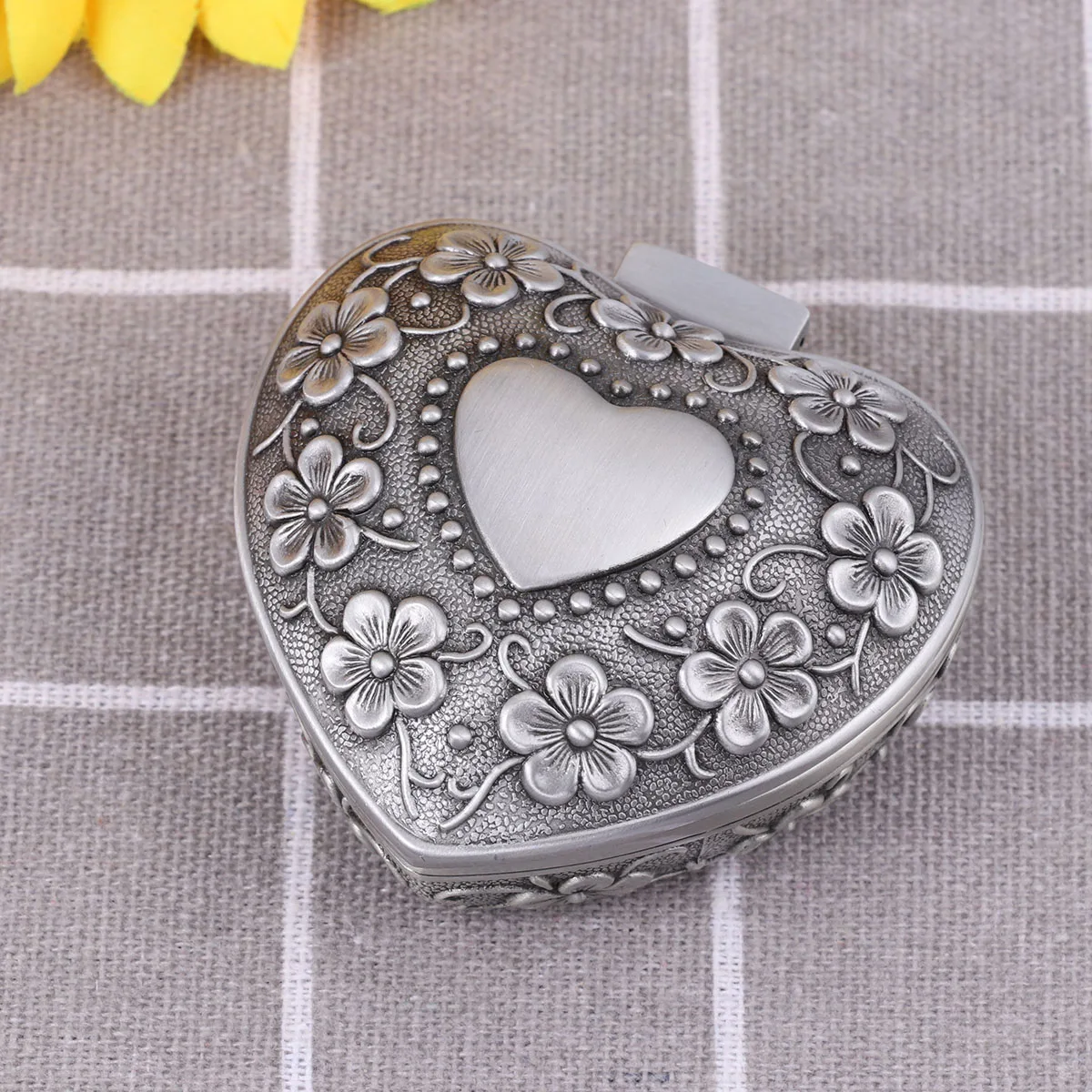 Princess Jewelry Box Vintage Metal Flower Carved Jewelry Storage Box With Bronze Lock Durable Trinket Case For Rings
Princess Jewelry Box Vintage Metal Flower Carved Jewelry Storage Box With Bronze Lock Durable Trinket Case For Rings