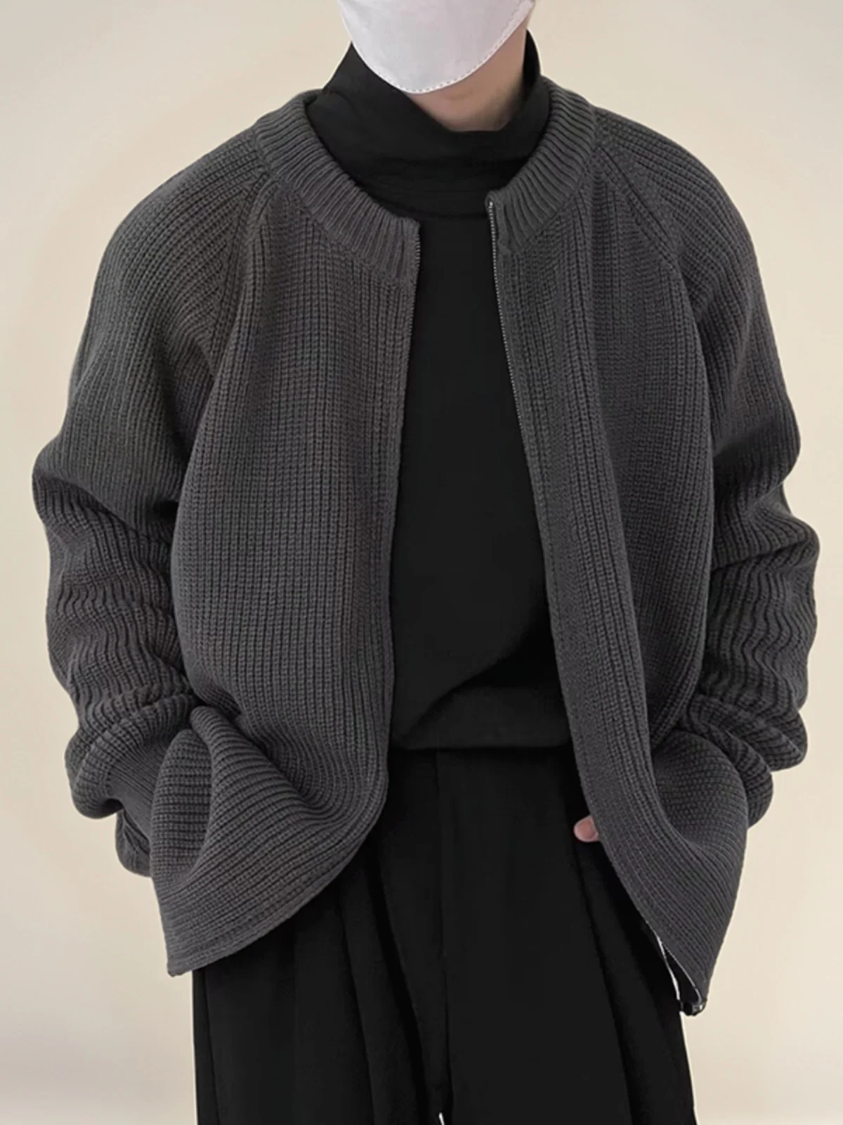 Повседневный вязаный кардиган-свитер мужской, весенне-осенний, свободного кроя, в гонконгском стиле, модный, универсальный, на молнии, трендовый бренд
Повседневный вязаный кардиган-свитер мужской, весенне-осенний, свободного кроя, в гонконгском стиле, модный, универсальный, на молнии, трендовый бренд