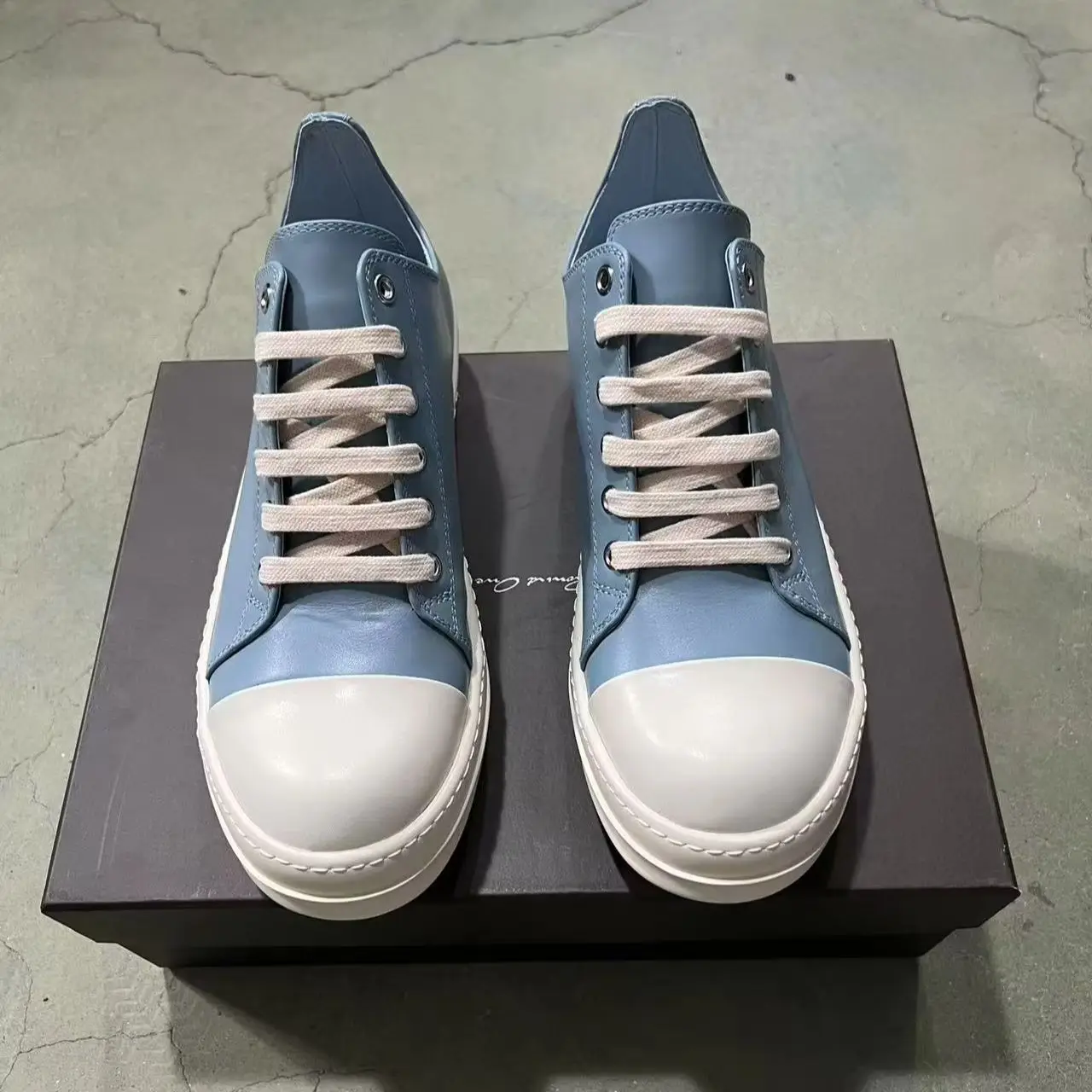 Brand Men Shoe Light Blue Leather Low Top Sneakers and Casual Shoes Women Genuine Leather Sneaker Quality Ro Designer Flat Shoes
Brand Men Shoe Light Blue Leather Low Top Sneakers and Casual Shoes Women Genuine Leather Sneaker Quality Ro Designer Flat Shoes