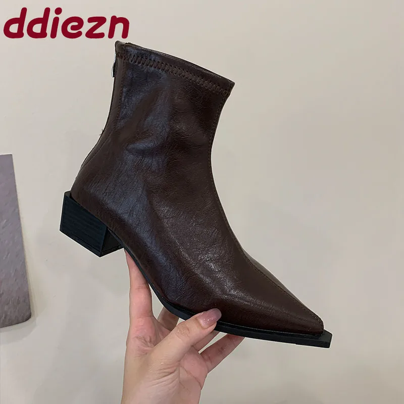 Модные эластичные женские ботильоны на каблуке, женские современные короткие ботинки с острым носком, женская обувь на молнии, туфли-лодочки 
Модные эластичные женские ботильоны на каблуке, женские современные короткие ботинки с острым носком, женская обувь на молнии, туфли-лодочки