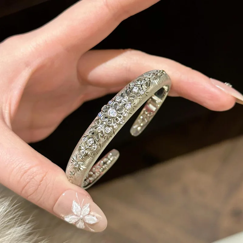 Hollow Floral Zircon Open Bracelet Vintage Palace Style Elegant Light Luxury Unique Bangle Women New Year Christmas Gifts 1664
Hollow Floral Zircon Open Bracelet Vintage Palace Style Elegant Light Luxury Unique Bangle Women New Year Christmas Gifts 1664