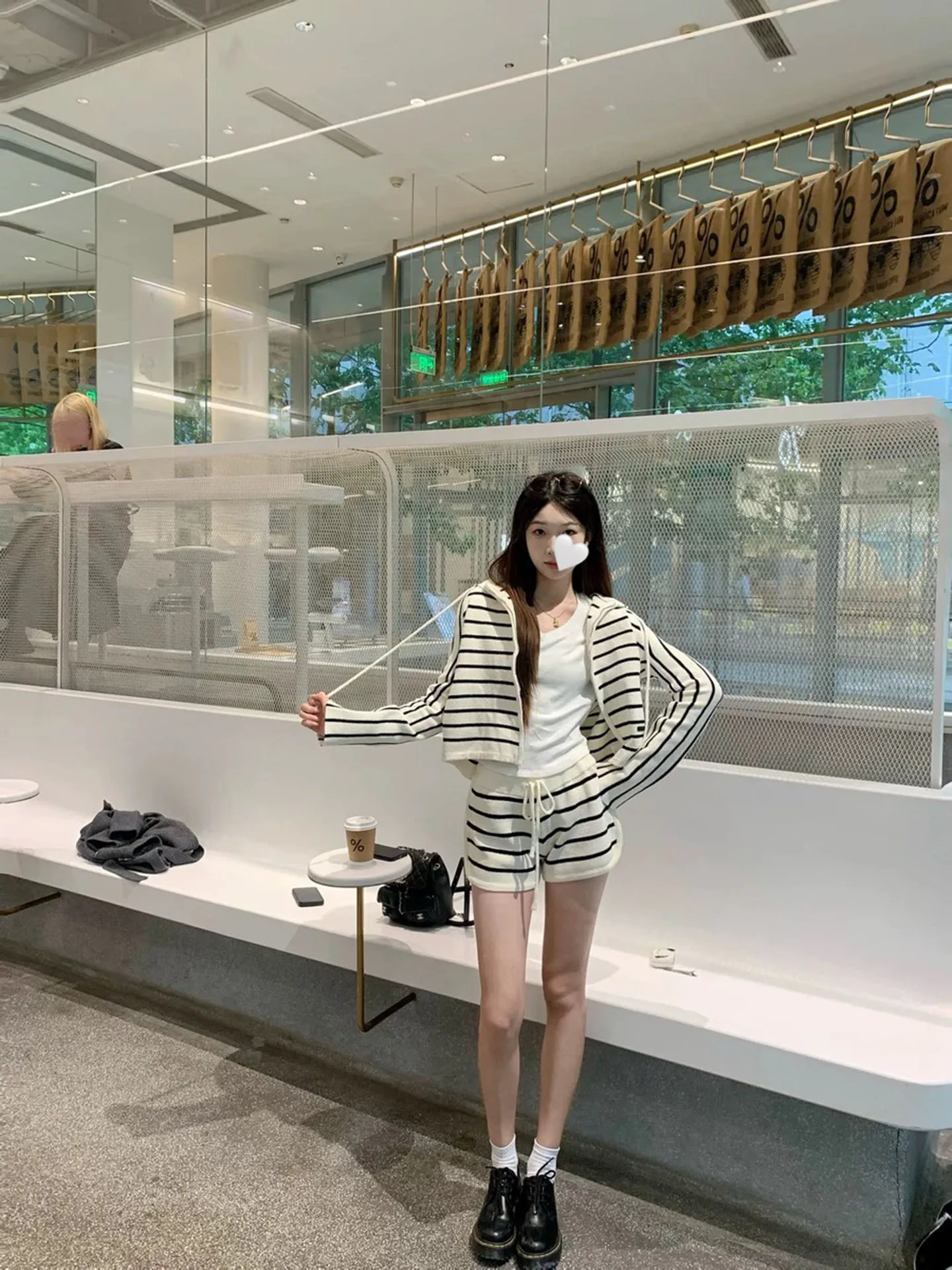 Korean Style Striped Set Women's Jacket Shorts Pants Fashionable Casual Outfit Polyester Fabric Zipper Closure Midweight
Korean Style Striped Set Women's Jacket Shorts Pants Fashionable Casual Outfit Polyester Fabric Zipper Closure Midweight