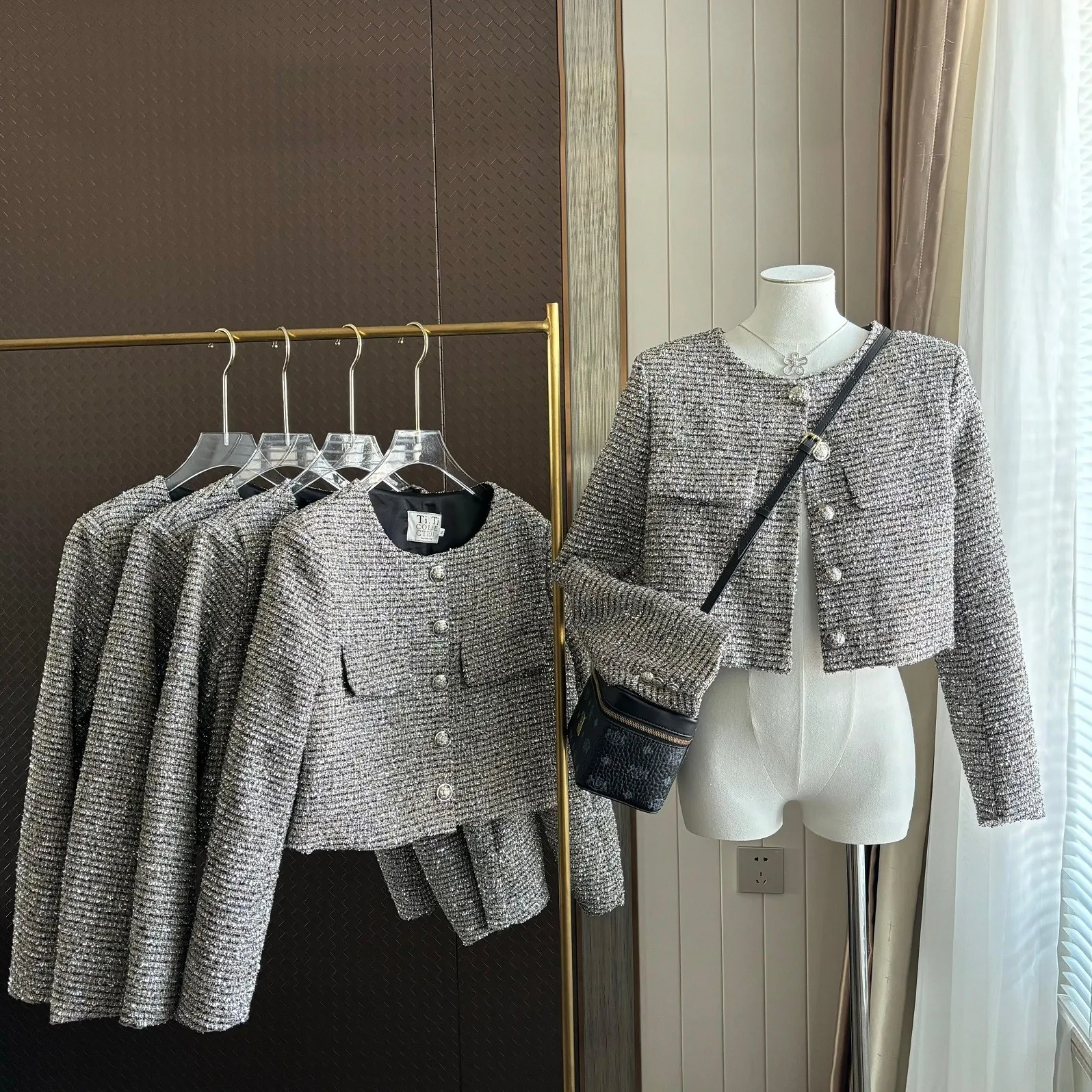 Women's Vintage Sequined O Neck Long Sleeve Tweed Short Jacket Lady Spring Autumn High Street Single Breasted Loose Outwear
Women's Vintage Sequined O Neck Long Sleeve Tweed Short Jacket Lady Spring Autumn High Street Single Breasted Loose Outwear