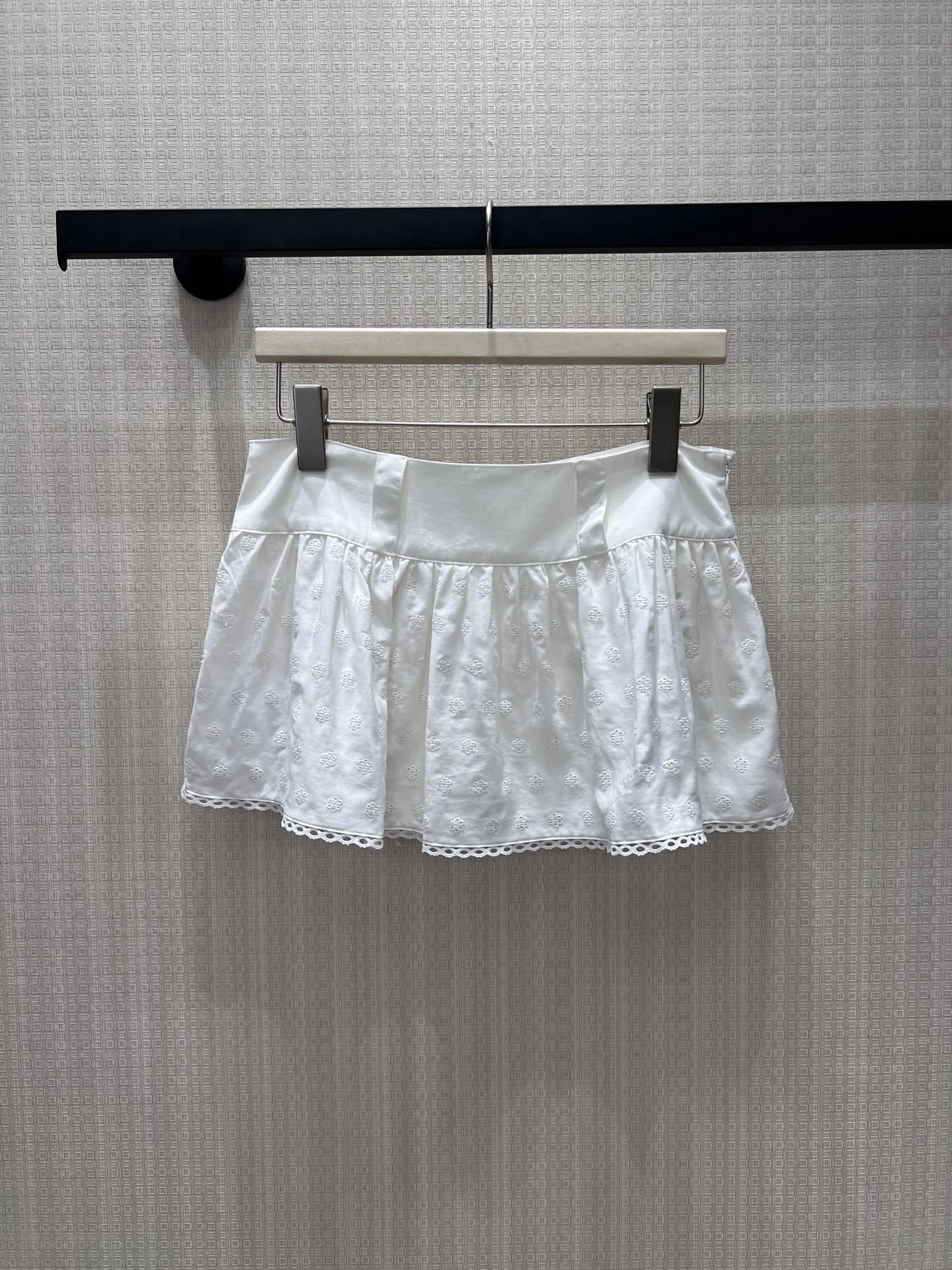 White Embroidered Hollow out Lace Trim Short Skirt Women's Slim Fit High Waist Gingham Half Body Vintage School Style Skirt
White Embroidered Hollow out Lace Trim Short Skirt Women's Slim Fit High Waist Gingham Half Body Vintage School Style Skirt