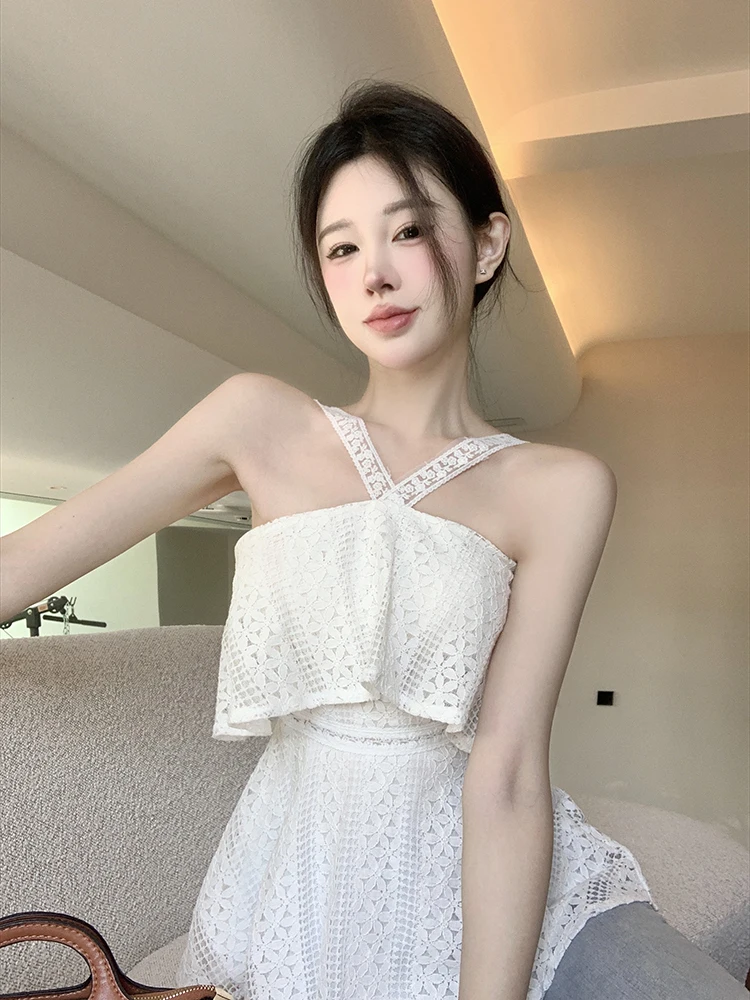 Elegant girl lace ruffle edge hanging neck top for women Summer design niche sleeveless vest for outdoor wear 2025
Elegant girl lace ruffle edge hanging neck top for women Summer design niche sleeveless vest for outdoor wear 2025
