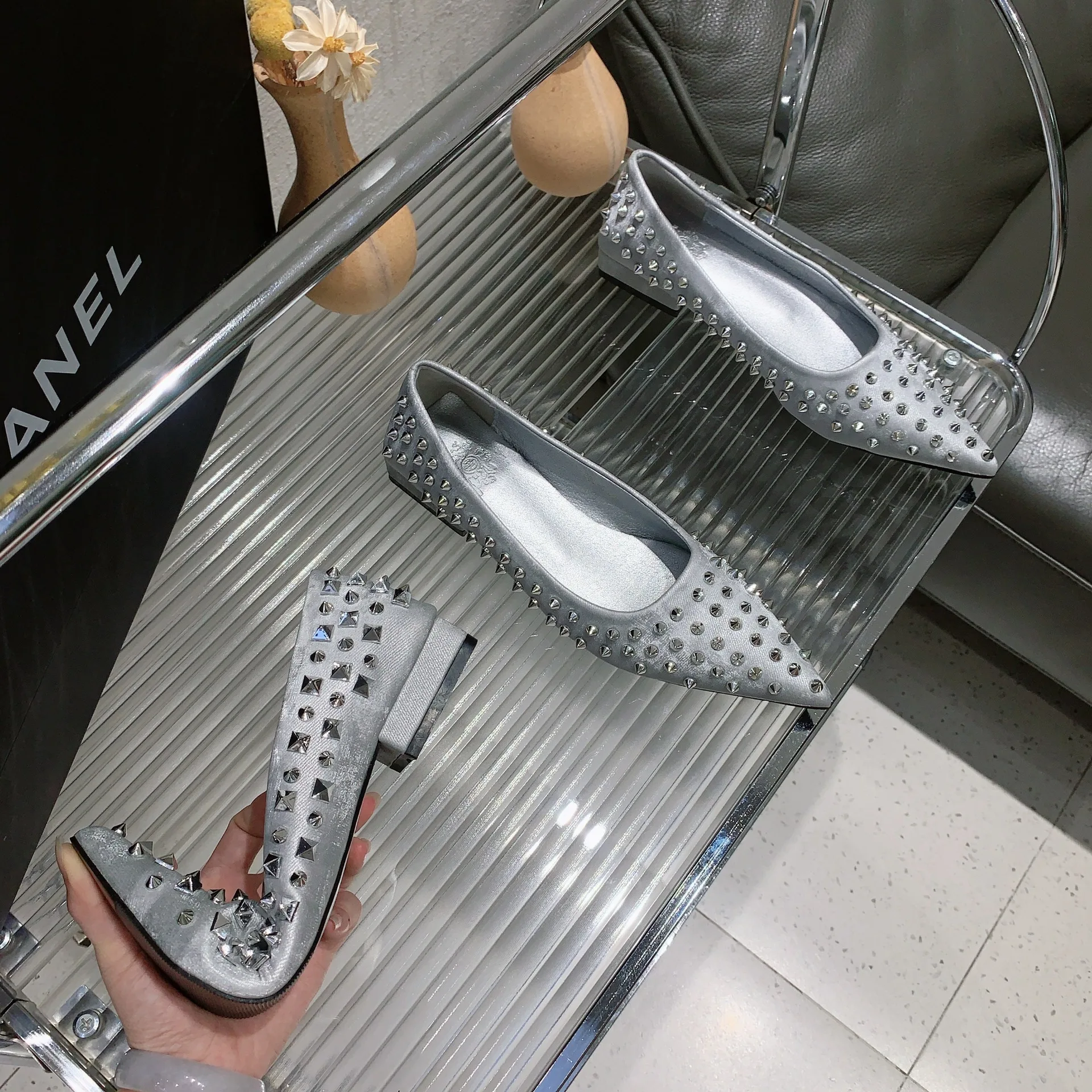 2025 New Silver Nailhead High Heels Women's Shoes Thin Heel Chunky Heel Single Shoes Retro Style Fashionable Ladies Sandals
2025 New Silver Nailhead High Heels Women's Shoes Thin Heel Chunky Heel Single Shoes Retro Style Fashionable Ladies Sandals
