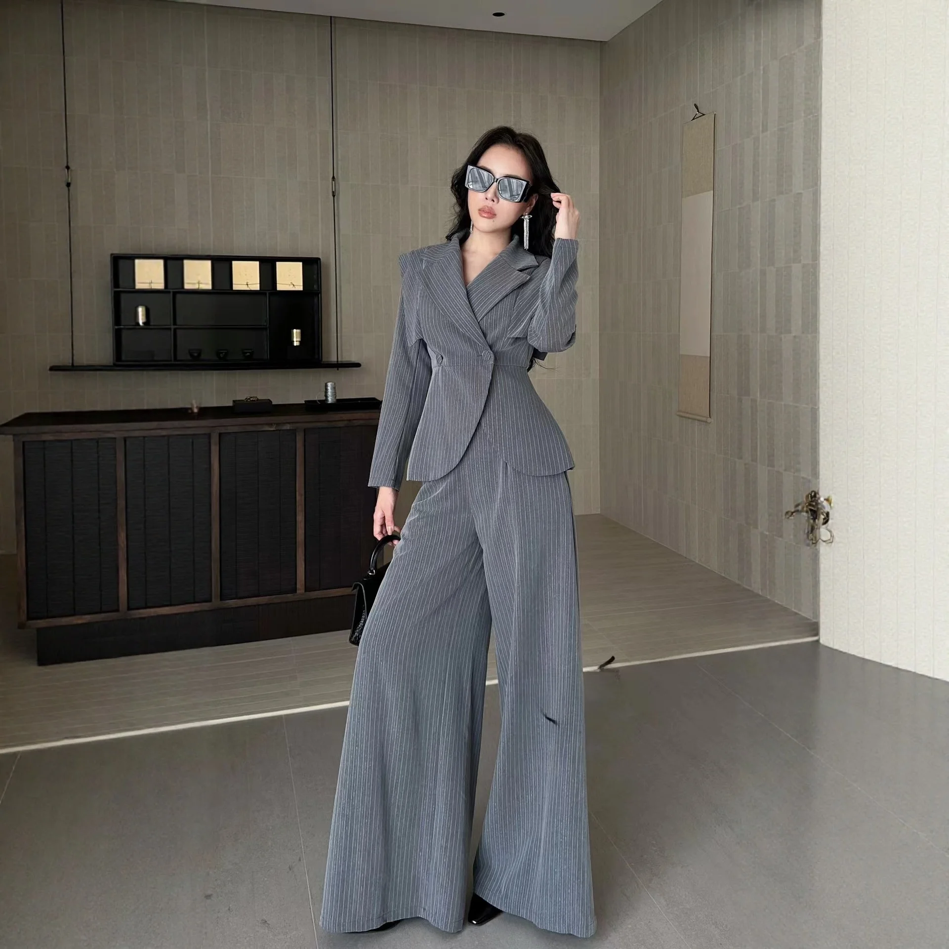 Elegant Slimming High Waist Striped Suit Set Women's Fashion Autumn Collection Long Sleeve Button up Top And Wide Leg Pants
Elegant Slimming High Waist Striped Suit Set Women's Fashion Autumn Collection Long Sleeve Button up Top And Wide Leg Pants