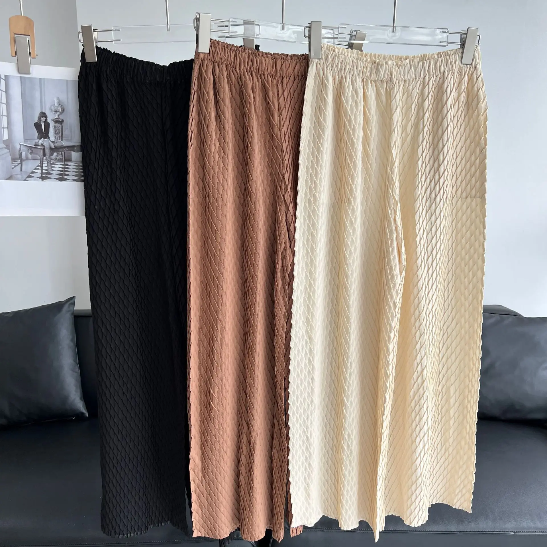 Miyake Pleated Loose Solid Colour Elastic Waist Women's Trousers 2025 Summer New Fashion Casual Hundred Nine-minute Trousers
Miyake Pleated Loose Solid Colour Elastic Waist Women's Trousers 2025 Summer New Fashion Casual Hundred Nine-minute Trousers