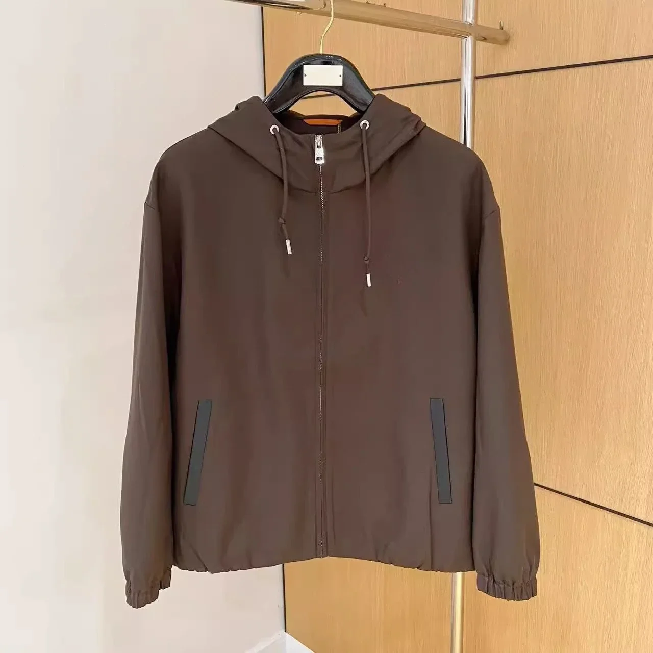 Итальянская повседневная деловая куртка с капюшоном и вышивкой LP
Итальянская повседневная деловая куртка с капюшоном и вышивкой LP