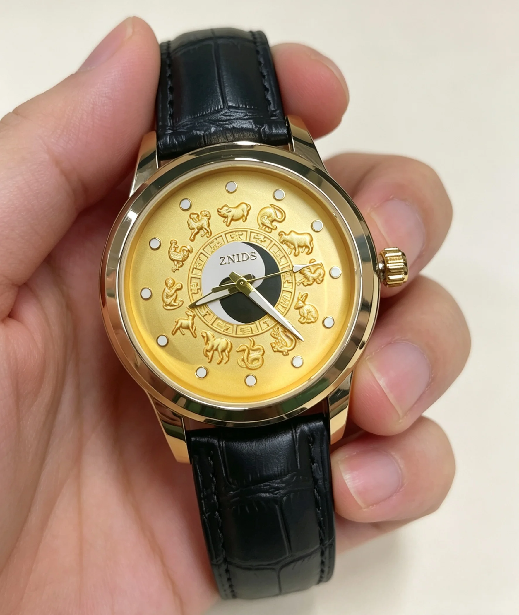 Luxurious Men's Small Gold Quartz Wristwatch, with Chinese Zodiac Animal Motifs and a Tai Chi Dial, Leather Strap, Classic Casual Business Style, Suitable for Gentlemen to Wear, Ideal for Office and Everyday Occasions
Luxurious Men's Small Gold Quartz Wristwatch, with Chinese Zodiac Animal Motifs and a Tai Chi Dial, Leather Strap, Classic Casual Business Style, Suitable for Gentlemen to Wear, Ideal for Office and Everyday Occasions