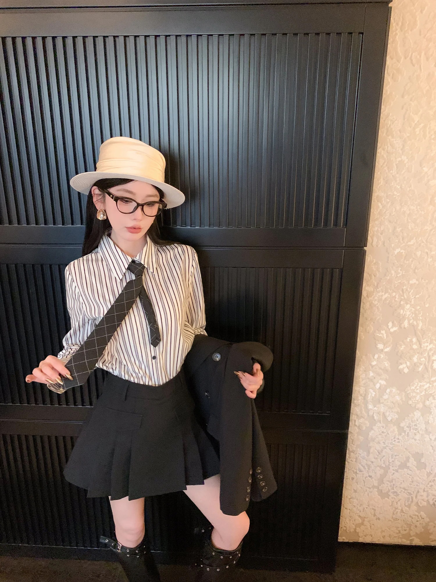 Женская корейская рубашка с длинным рукавом в полоску, с завязками, в винтажном стиле, свободного кроя, из смесового полиэстера, весенняя коллекция
Женская корейская рубашка с длинным рукавом в полоску, с завязками, в винтажном стиле, свободного кроя, из смесового полиэстера, весенняя коллекция