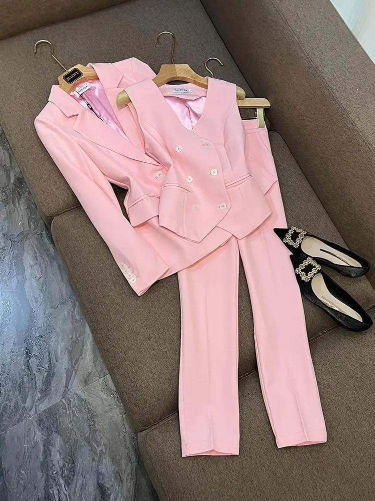Розовый женский костюм-тройка 2024 года: пиджак, жилет и брюки. Новинка. Для делового и повседневного стиля. Для женщин 25-35 лет. Производство Китай.
Розовый женский костюм-тройка 2024 года: пиджак, жилет и брюки. Новинка. Для делового и повседневного стиля. Для женщин 25-35 лет. Производство Китай.