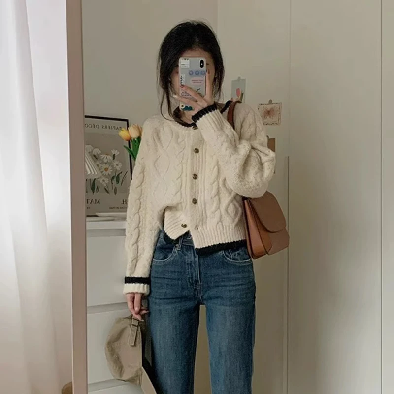 2024 New Women Spring Autumn Round Neck Knitted Coats Female Short Twist Sweater Jackets Ladies Loose Cardigan Outerwear Z602
2024 New Women Spring Autumn Round Neck Knitted Coats Female Short Twist Sweater Jackets Ladies Loose Cardigan Outerwear Z602