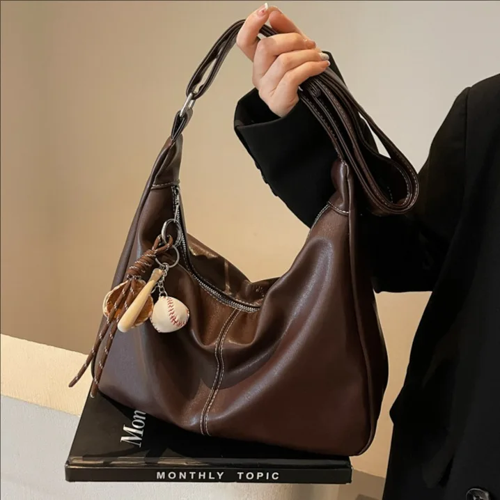 Роскошная женская стеганая сумка через плечо 2025 года, кошелек из мягкой кожи в стиле ретро, универсальный повседневный покупатель для выходных и путешествий
Роскошная женская стеганая сумка через плечо 2025 года, кошелек из мягкой кожи в стиле ретро, универсальный повседневный покупатель для выходных и путешествий 