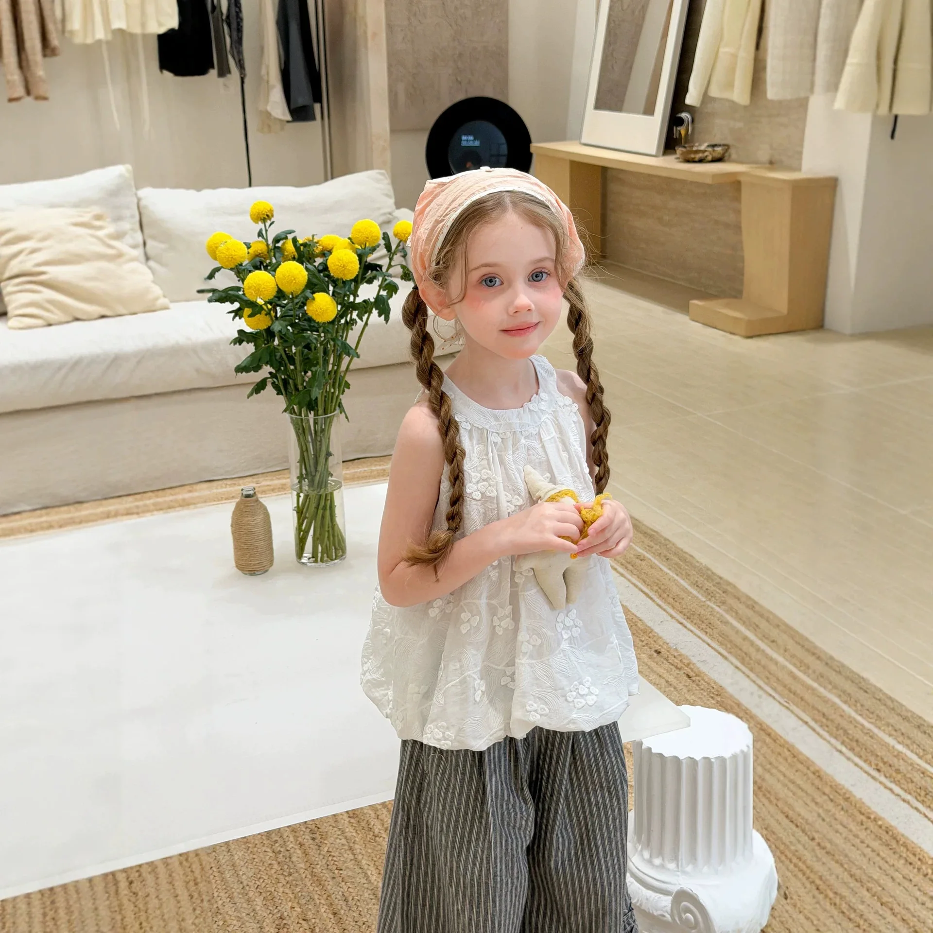 2026 New Childrens Embroidered Sleeveless Hanging Neck Top with Striped Lace Pants Set Sweet Summer Style for Girls
2026 New Childrens Embroidered Sleeveless Hanging Neck Top with Striped Lace Pants Set Sweet Summer Style for Girls