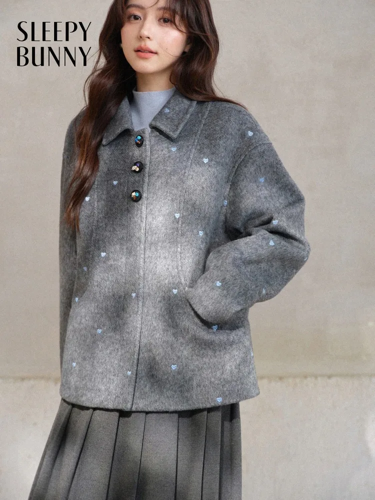 Шерстяное короткое пальто с вышивкой, элегантная серая куртка, приталенная теплая верхняя одежда для женщин, осенне-зимняя шерстяная куртка в винтажном стиле
Шерстяное короткое пальто с вышивкой, элегантная серая куртка, приталенная теплая верхняя одежда для женщин, осенне-зимняя шерстяная куртка в винтажном стиле