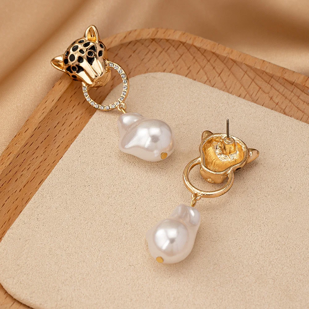 VIntage Gold Color Pearl Leopard Head Dangle Earrings for Women Gifts Fashion Retro Zircon Inlaid Punk Embossed Earrings Jewelry
VIntage Gold Color Pearl Leopard Head Dangle Earrings for Women Gifts Fashion Retro Zircon Inlaid Punk Embossed Earrings Jewelry
