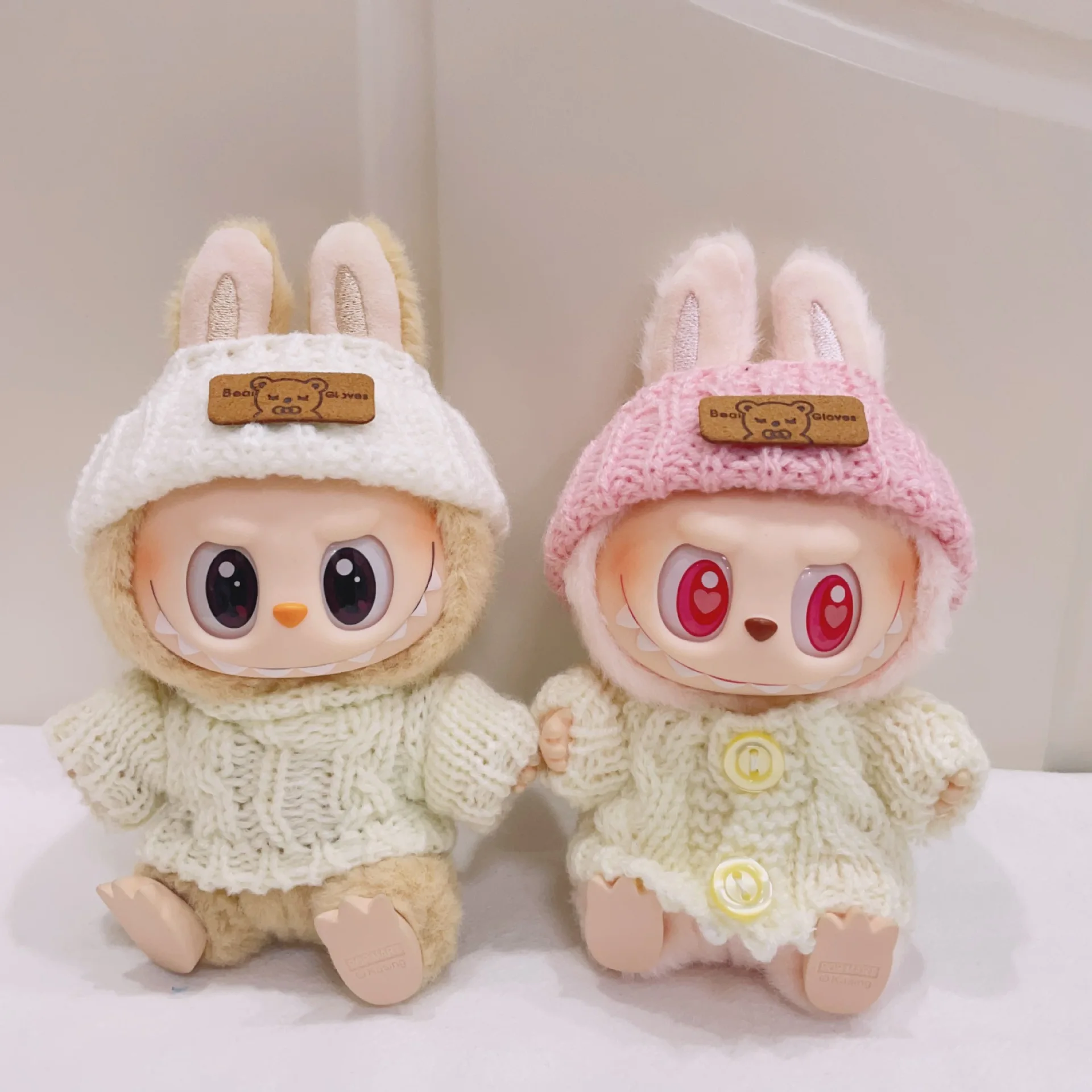 Labubu Doll Bear Logo Button Sweater Set 17cm Plush Doll Clothing Accessories Labubu I II Idol Doll Sitting Party Accessories
Labubu Doll Bear Logo Button Sweater Set 17cm Plush Doll Clothing Accessories Labubu I II Idol Doll Sitting Party Accessories