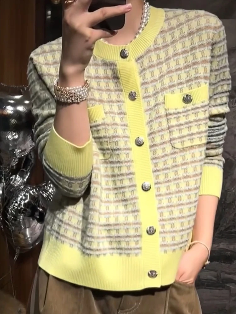 Элегантный вязаный кардиган с цветными вставками, осенне-зимняя новинка, стильный, омолаживающий, больших размеров, корейский стиль, для повседневной носки...
Элегантный вязаный кардиган с цветными вставками, осенне-зимняя новинка, стильный, омолаживающий, больших размеров, корейский стиль, для повседневной носки...