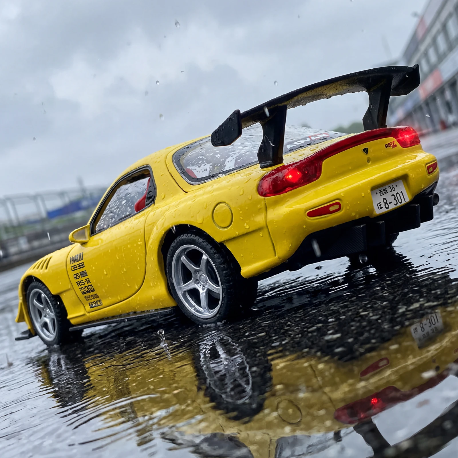 1:32 RX-7 FD3S Sports Car Alloy Model Diecast Metal Racing Car Model Simulation Sound and Light Kids Toy Gift
1:32 RX-7 FD3S Sports Car Alloy Model Diecast Metal Racing Car Model Simulation Sound and Light Kids Toy Gift
