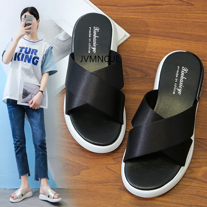 Новинка 2025, стильные женские летние уличные модные полускользящие сандалии на танкетке на толстой подошве для пляжа и беременных на складе
Новинка 2025, стильные женские летние уличные модные полускользящие сандалии на танкетке на толстой подошве для пляжа и беременных на складе