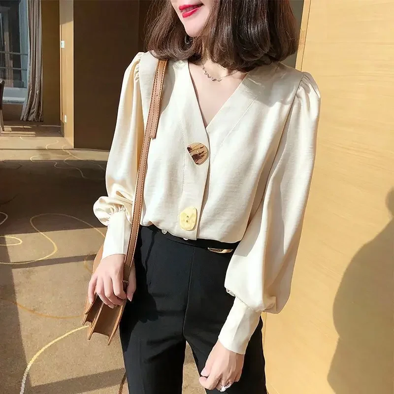 Temperament Elegant Retro Western Style V-neck Lantern Sleeve Shirt for Women's Spring Autumn New Popular Versatile Trendy Top
Temperament Elegant Retro Western Style V-neck Lantern Sleeve Shirt for Women's Spring Autumn New Popular Versatile Trendy Top