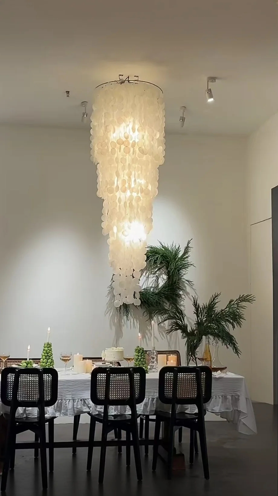 Luxury Seashell Crystal Chandelier Elegant Dining Table Pendant Lighting with Mother-of-Pearl Art Accents
Luxury Seashell Crystal Chandelier Elegant Dining Table Pendant Lighting with Mother-of-Pearl Art Accents