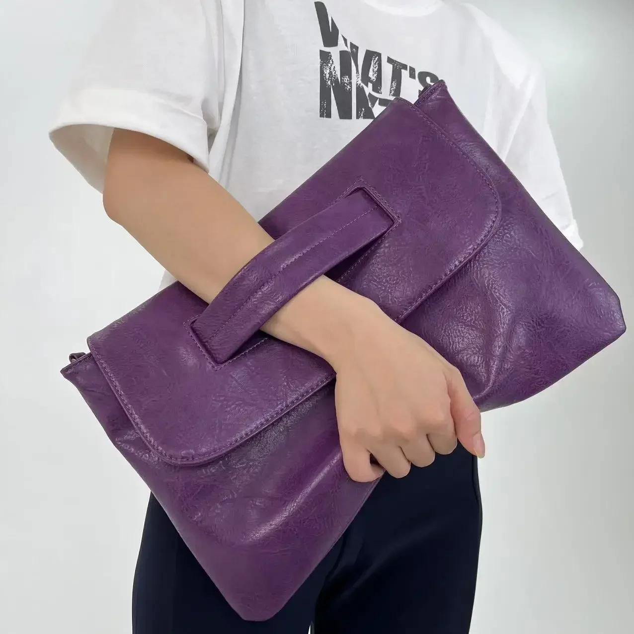 Ladies' Fashion Business High Capacity Glove Bag Soft Leather Document Storage Shoulder Bag
Ladies' Fashion Business High Capacity Glove Bag Soft Leather Document Storage Shoulder Bag