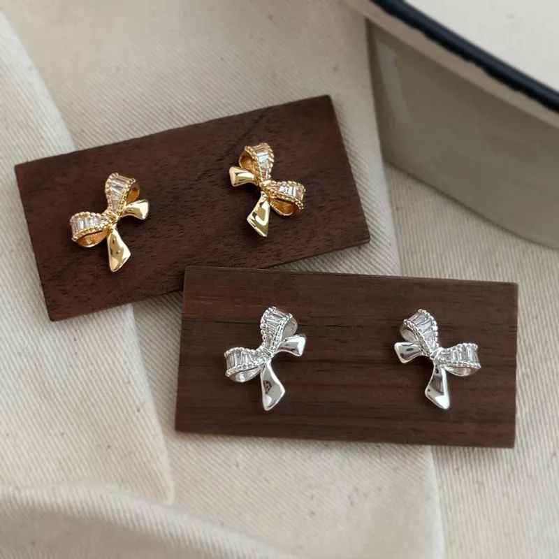Fashionable High-End Micro Pave Zircon 925 Silver Needle Bowknot Stud Earrings Minimalist Office Versatile
Fashionable High-End Micro Pave Zircon 925 Silver Needle Bowknot Stud Earrings Minimalist Office Versatile