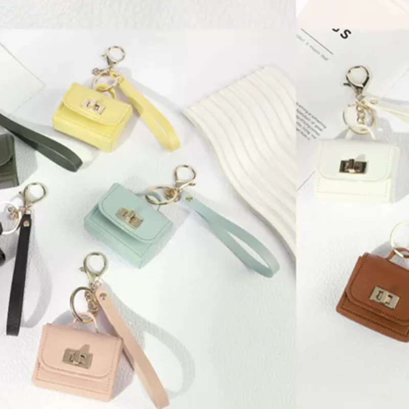 Креативная мини-кожаная подвесная сумка, модная универсальная сумка, очаровательный кошелек для монет, брелок для ключей, набор для наушников, очаровательный декоративный подарок
Креативная мини-кожаная подвесная сумка, модная универсальная сумка, очаровательный кошелек для монет, брелок для ключей, набор для наушников, очаровательный декоративный подарок