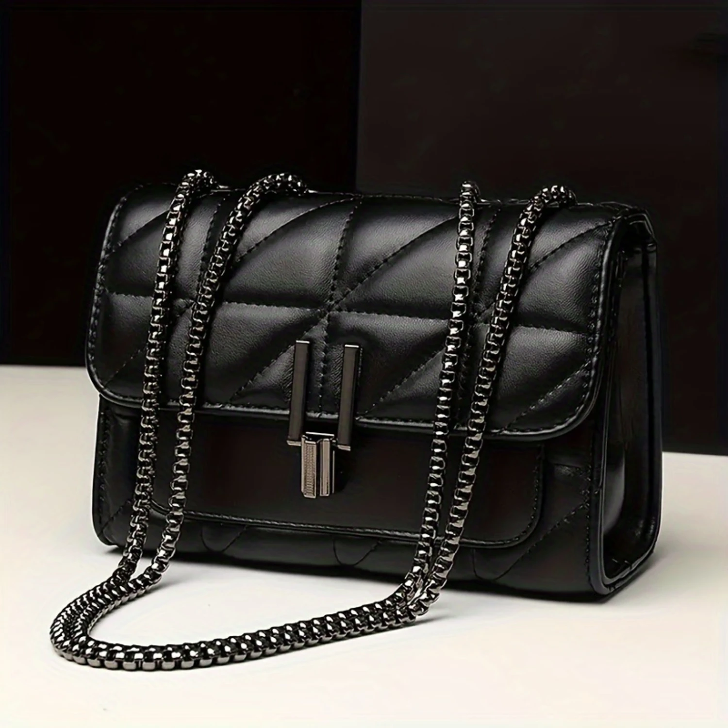 Women's Mini Crossbody Bag, Classic Single Shoulder PU Handbag, Fashionable Black Quilted Purse with Chain Strap for Evening Out
Women's Mini Crossbody Bag, Classic Single Shoulder PU Handbag, Fashionable Black Quilted Purse with Chain Strap for Evening Out