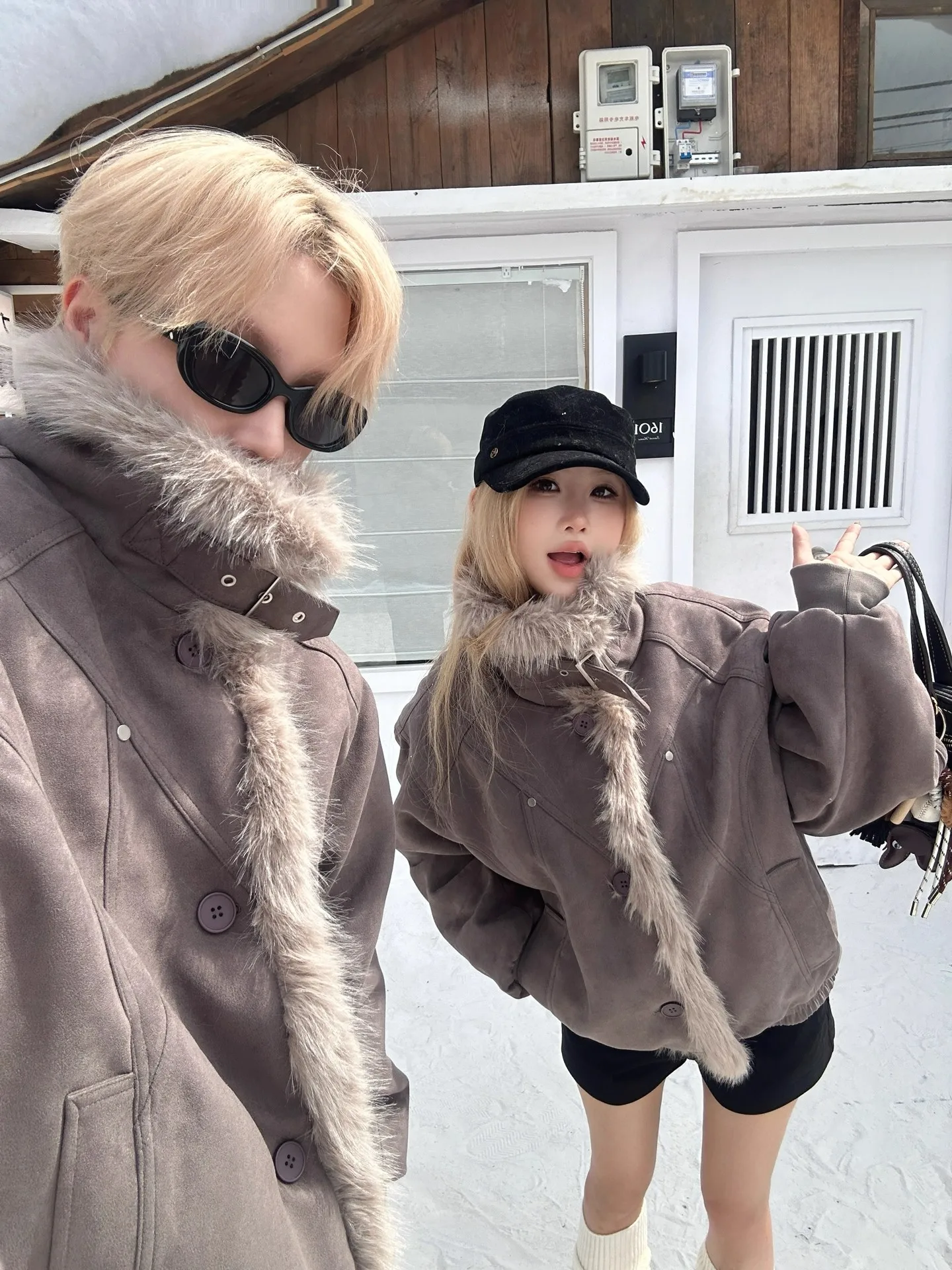 Американская ретро-куртка из утолщенной замши с хлопковым утеплителем и меховым воротником для мужчин и женщин, зимняя, высококачественная, в уличном стиле
Американская ретро-куртка из утолщенной замши с хлопковым утеплителем и меховым воротником для мужчин и женщин, зимняя, высококачественная, в уличном стиле