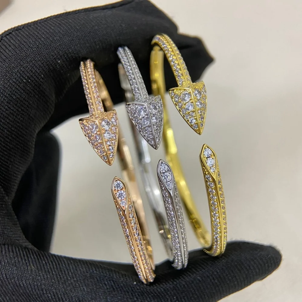 18K gold-plated French luxury arrow shaped open women's bracelet, an elegant and fashionable jewelry accessory
18K gold-plated French luxury arrow shaped open women's bracelet, an elegant and fashionable jewelry accessory