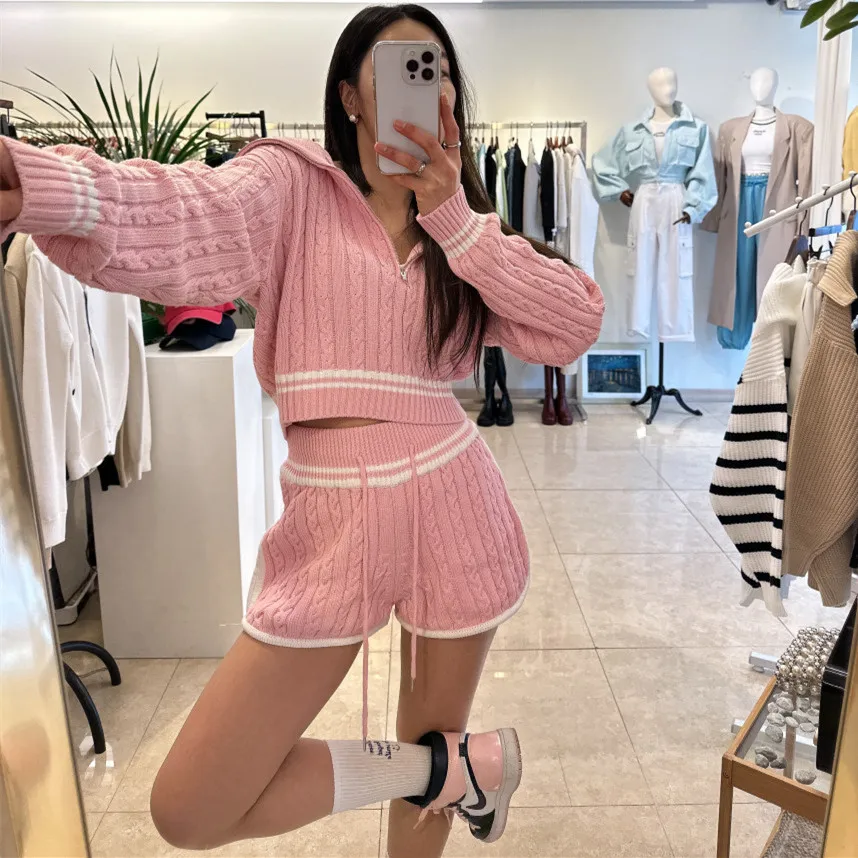Korean Style Female Clothes Set Long Sleeve Zipper Fly Sailor Collar Sweater+Drawstring Waist Shorts Twists Women Knitting Suits
Korean Style Female Clothes Set Long Sleeve Zipper Fly Sailor Collar Sweater+Drawstring Waist Shorts Twists Women Knitting Suits