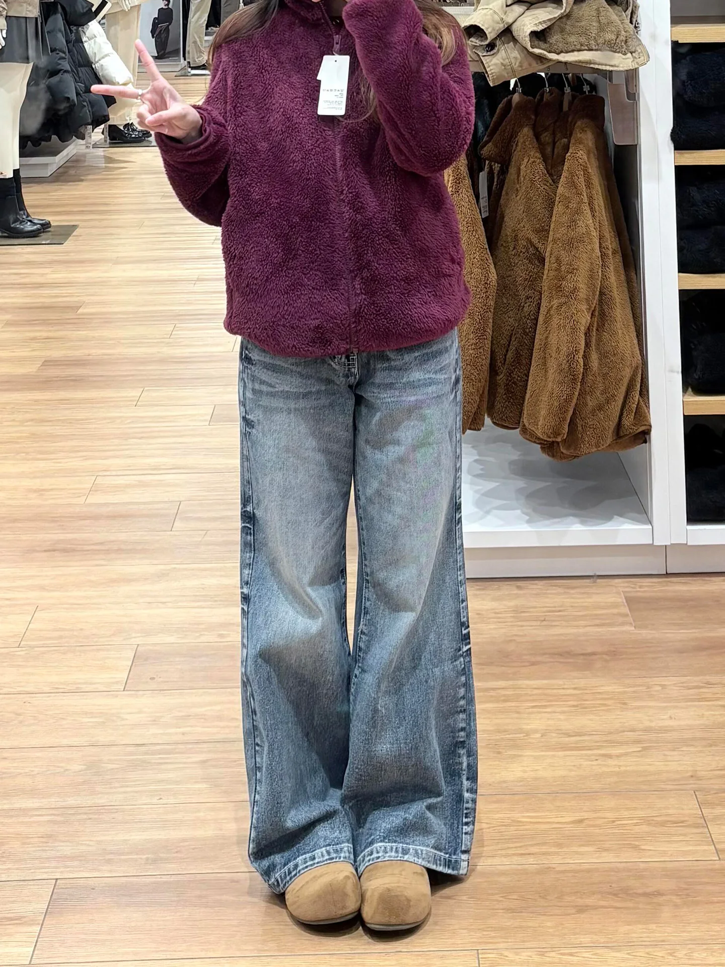 Джинсы женские с высокой талией и широкими штанинами, весна 2026, новинка, в стиле ретро, свободного кроя, однотонные, с эффектом памяти формы.
Джинсы женские с высокой талией и широкими штанинами, весна 2026, новинка, в стиле ретро, свободного кроя, однотонные, с эффектом памяти формы.