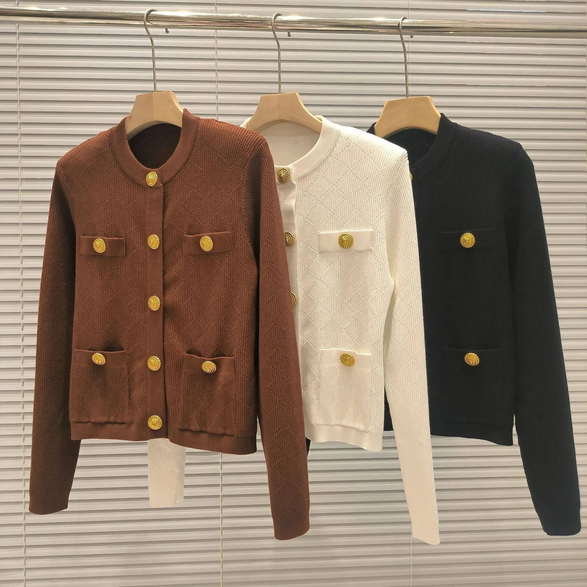 Women's new autumn and winter knitted two-piece suit round neck diamond button cardigan or suspender knitted mini dress
Women's new autumn and winter knitted two-piece suit round neck diamond button cardigan or suspender knitted mini dress