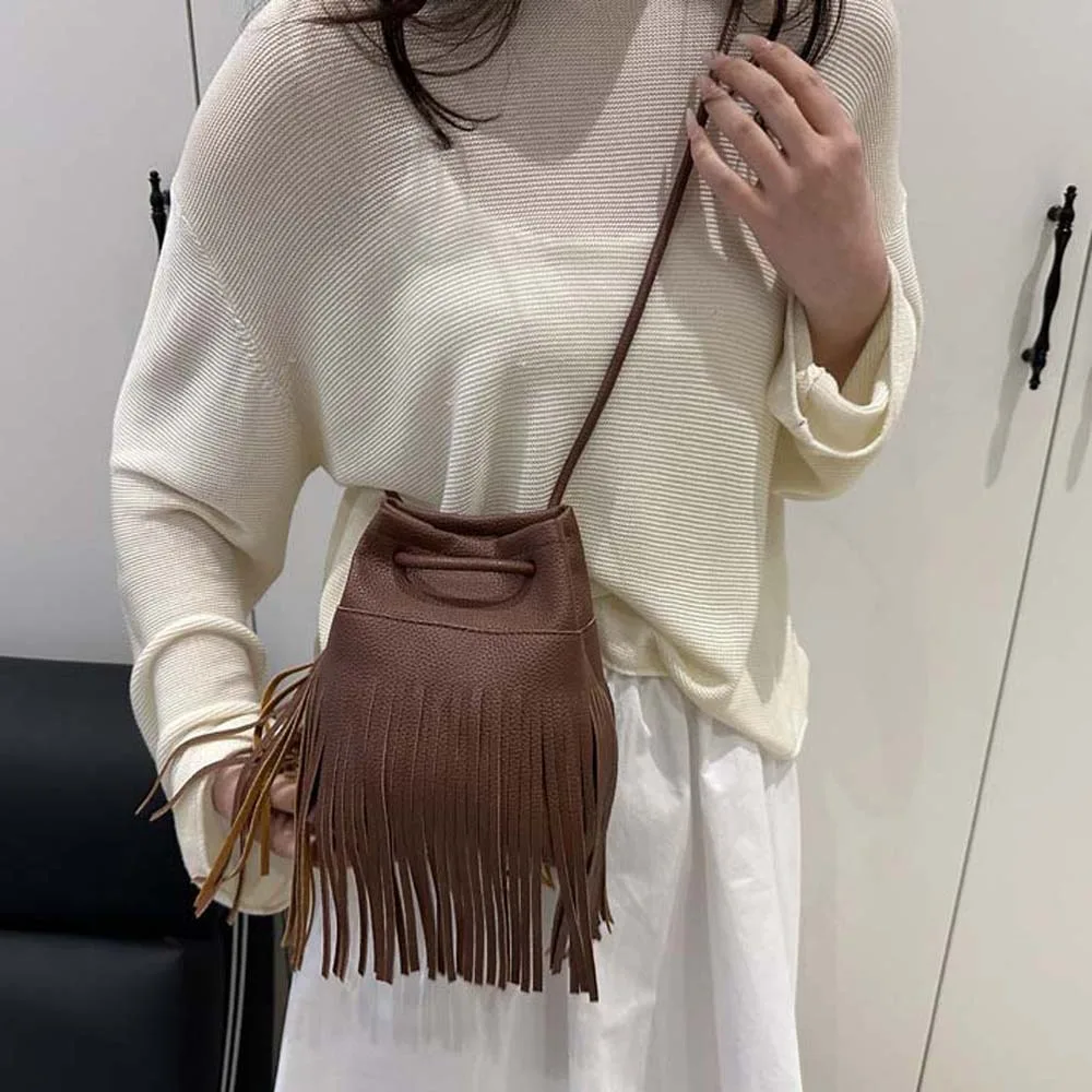 Elegant Tassels Bucket Bag Large Capacity Retro Drawstring PU Bag Anti-splash Water Polyester Texture Shoulder Pouch Shopping
Elegant Tassels Bucket Bag Large Capacity Retro Drawstring PU Bag Anti-splash Water Polyester Texture Shoulder Pouch Shopping