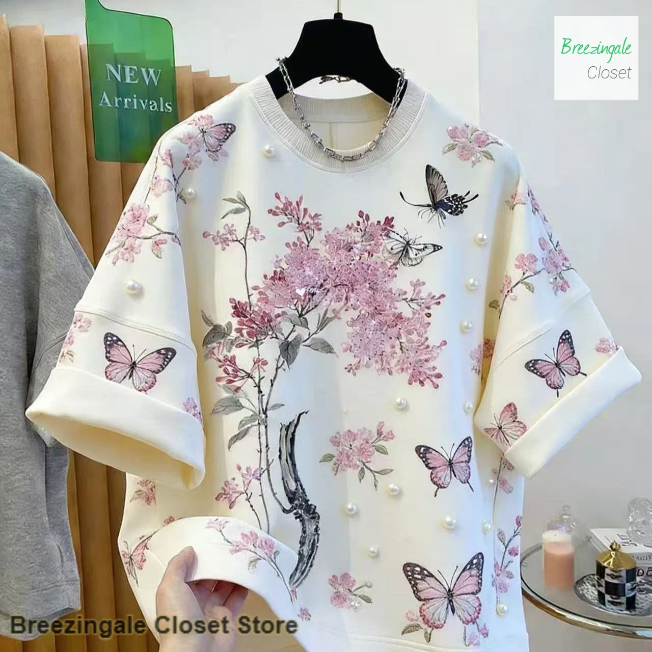 French style beautiful loose print beaded western style T-shirt women's spring and summer fashion Joker high sense casual top.
French style beautiful loose print beaded western style T-shirt women's spring and summer fashion Joker high sense casual top.